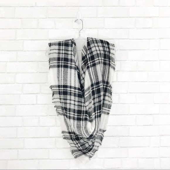 Modcloth Accessories - Modcloth pretty in plaid blanket scarf
